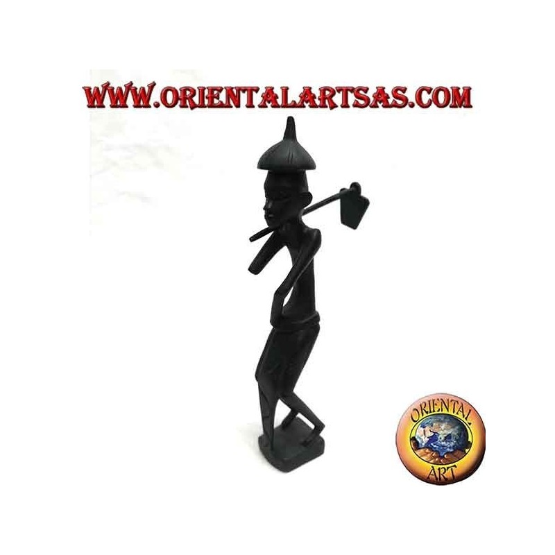 Escultura de un granjero con una azada en el hombro y un sombrero de ébano puntiagudo