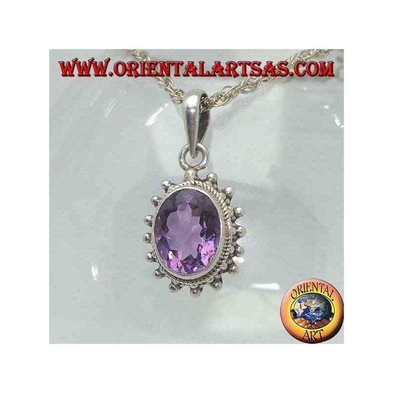 Pendentif en argent avec améthyste ovale facettée naturelle entourée d'entrelacs et de boules