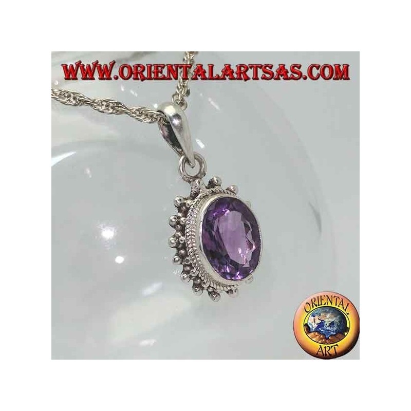 Silberanhänger mit natürlichem ovalem facettiertem Amethyst, umgeben von Verflechtungen und Kugeln