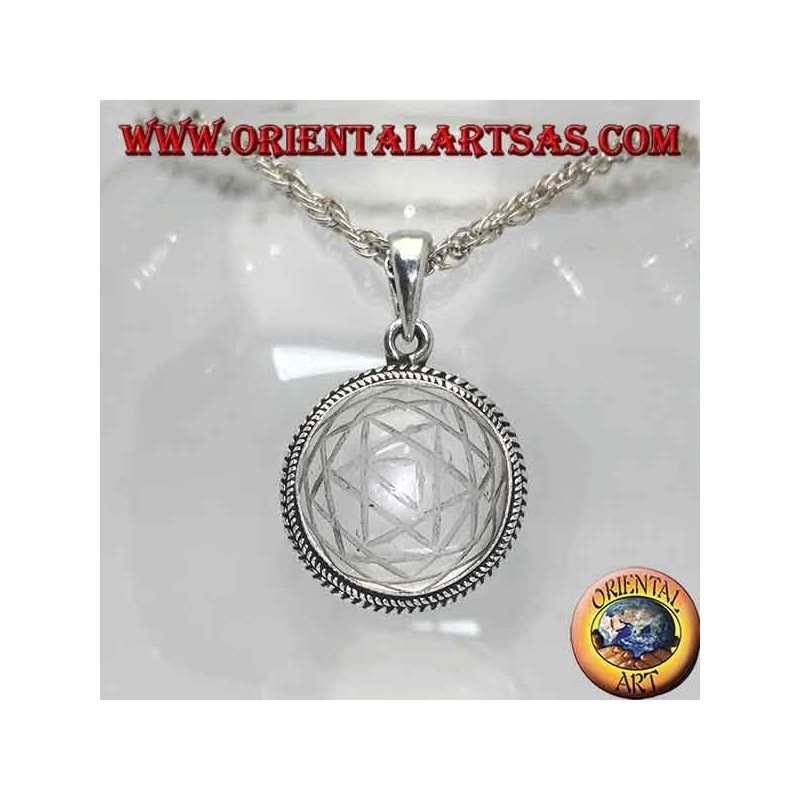 Colgante de plata con Sri Yantra grabado en el cristal de roca redondo y borde entrelazado