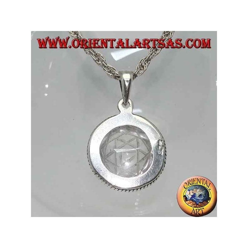 Pendentif en argent avec Sri Yantra gravé dans le cristal de roche rond et le bord entrelacé