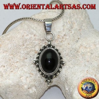 Pendentif en argent avec cabochon ovale en onyx entouré d'un tissage subtil, de points et des quatre points cardinaux