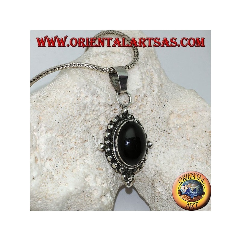 Colgante de plata con cabujón de ónice ovalado rodeado de sutiles tejidos, puntos y los cuatro puntos cardinales