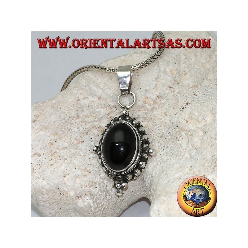 Silberanhänger mit ovalem Onyx-Cabochon, umgeben von subtilem Gewebe, Punkten und den vier Kardinalpunkten