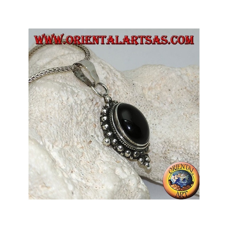 Ciondolo in argento con onice ovale cabochon contornato da intreccio sottile, pallini  e i quattro punti cardinali