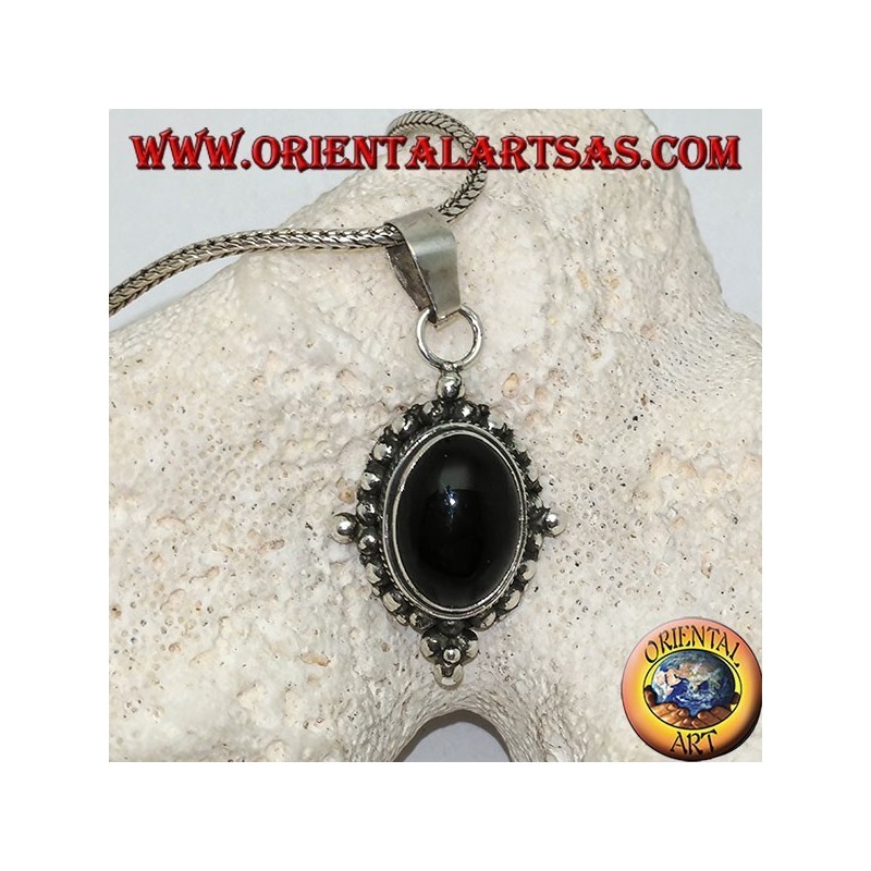 Pendentif en argent avec cabochon ovale en onyx entouré d'un tissage subtil, de points et des quatre points cardinaux