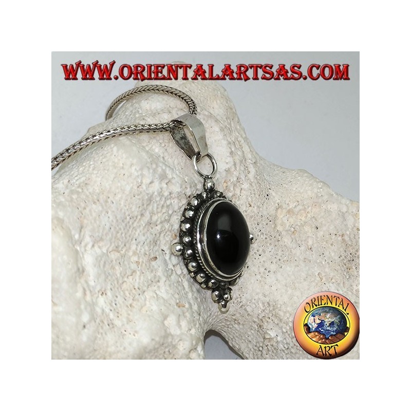 Silberanhänger mit ovalem Onyx-Cabochon, umgeben von subtilem Gewebe, Punkten und den vier Kardinalpunkten