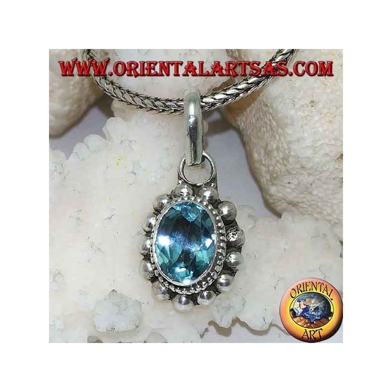 Pendentif en argent avec topaze bleue naturelle ovale et facettée entourée de rangées de petites et grandes boules