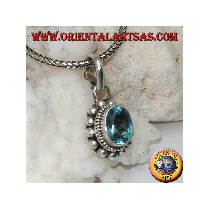 Colgante de plata con topacio azul natural ovalado y facetado rodeado de hileras de bolas pequeñas y grandes
