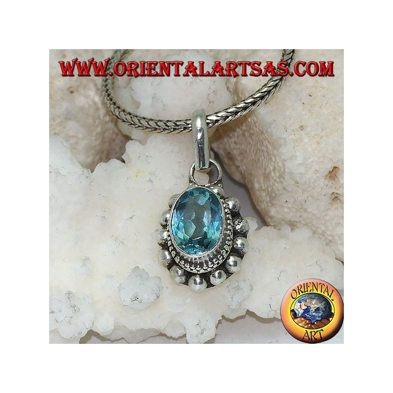 Pendentif en argent avec topaze bleue naturelle ovale et facettée entourée de rangées de petites et grandes boules
