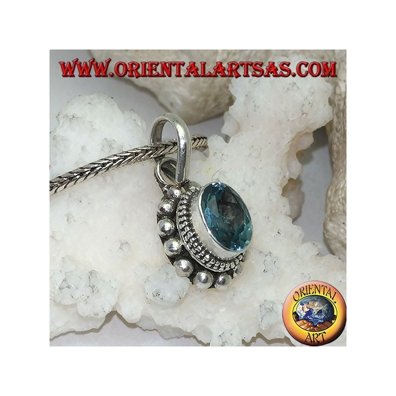 Pendentif en argent avec topaze bleue naturelle ovale et facettée entourée de rangées de petites et grandes boules