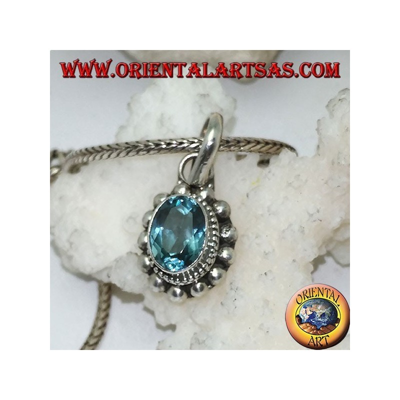 Colgante de plata con topacio azul natural ovalado y facetado rodeado de hileras de bolas pequeñas y grandes