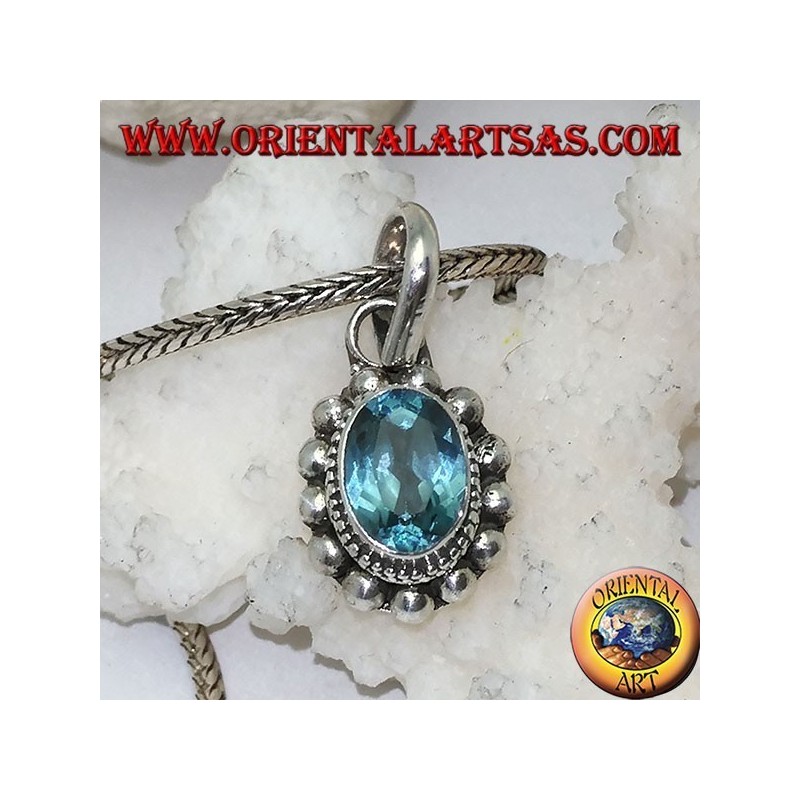 Pendentif en argent avec topaze bleue naturelle ovale et facettée entourée de rangées de petites et grandes boules