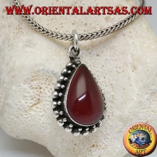 Ciondolo in argento con corniola cabochon a goccia contornata da fila di palline piccole e grandi
