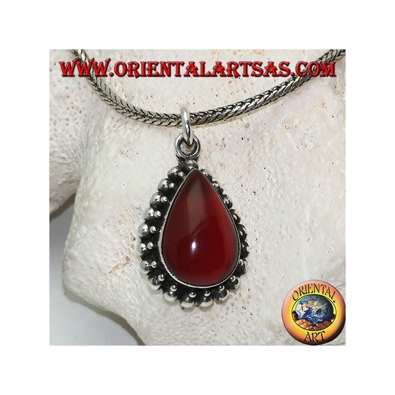 Ciondolo in argento con corniola cabochon a goccia contornata da fila di palline piccole e grandi