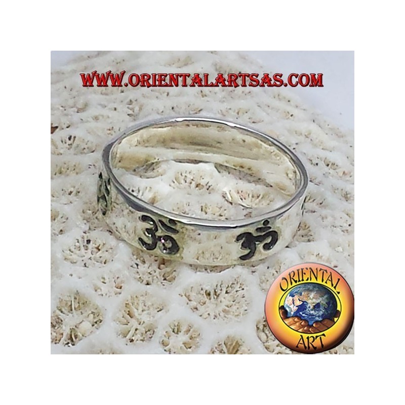 Anello Fedina  con incisioni Om(sillaba sacra ) in argento 