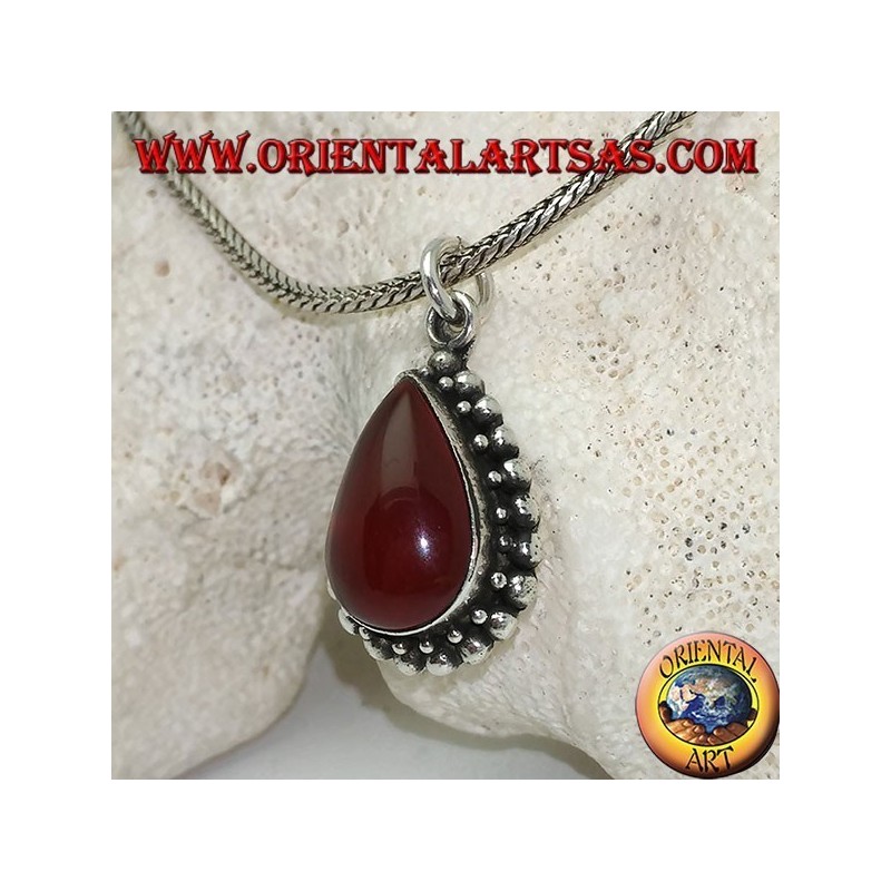 Pendentif en argent avec cornaline en forme de cabochon en forme de larme entouré d'une rangée de petites et grandes boules