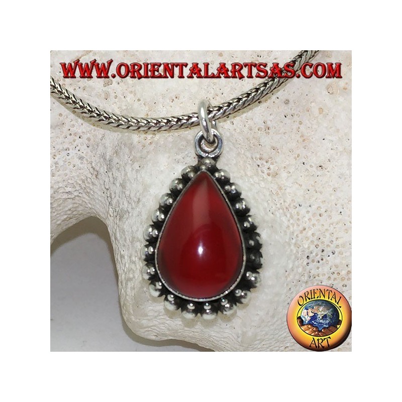 Silberanhänger mit tropfenförmigem Cabochon-Karneol, umgeben von einer Reihe kleiner und großer Kugeln