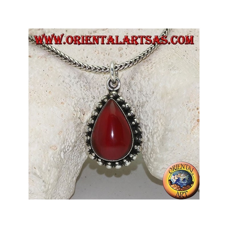 Pendentif en argent avec cornaline en forme de cabochon en forme de larme entouré d'une rangée de petites et grandes boules