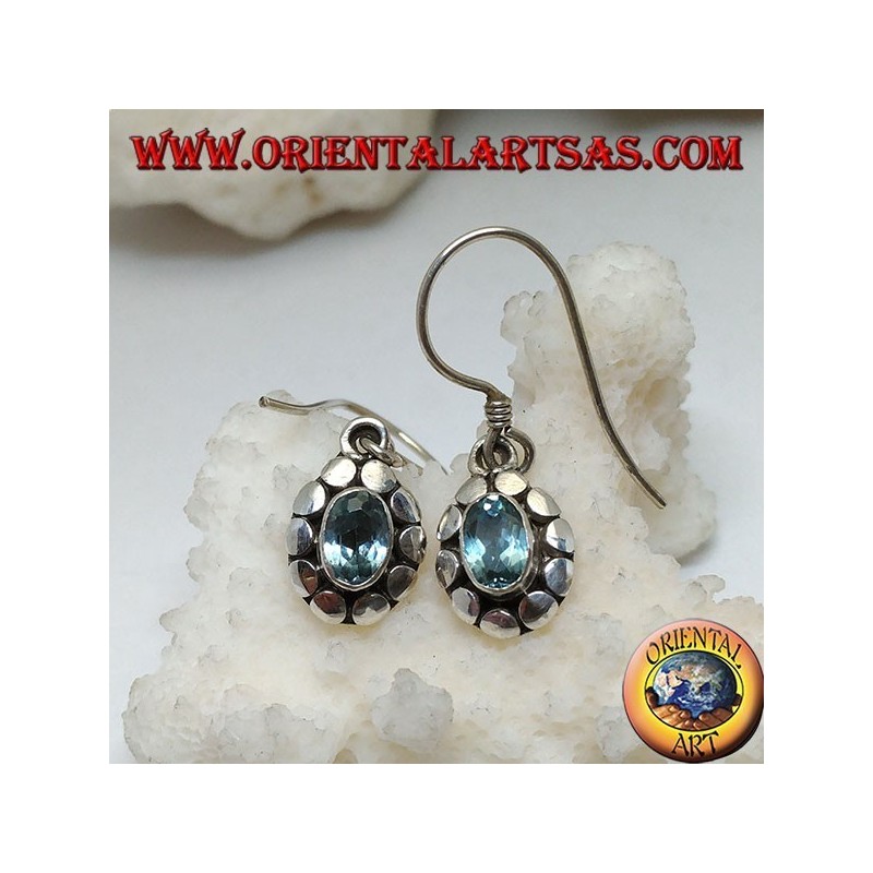 Pendientes de plata con topacio azul oval natural rodeado de discos.