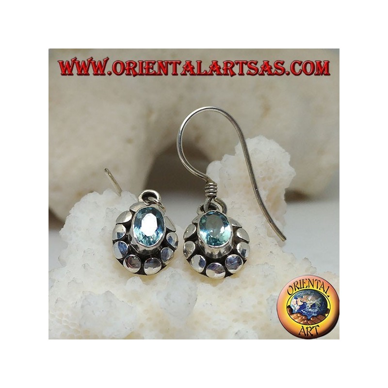 Boucles d'oreilles en argent avec topaze bleue ovale naturelle entourée de disques