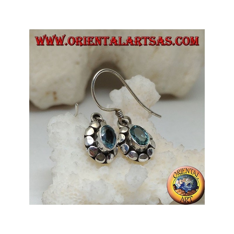 Orecchini in argento con topazio blu ovale naturale contornato da dischetti
