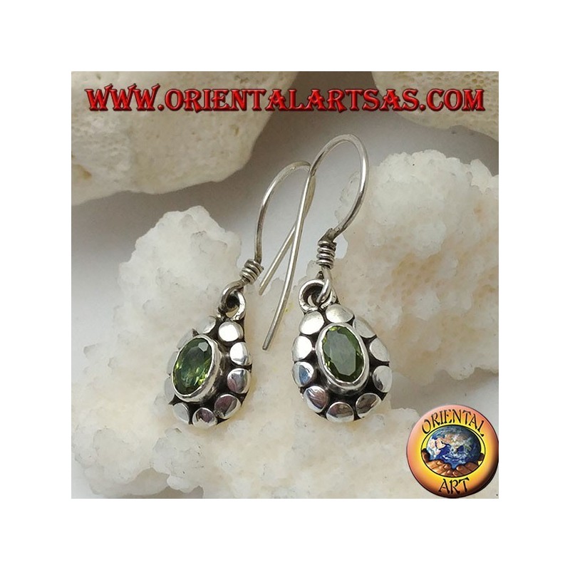Orecchini in argento con peridoto ovale naturale contornato da dischetti