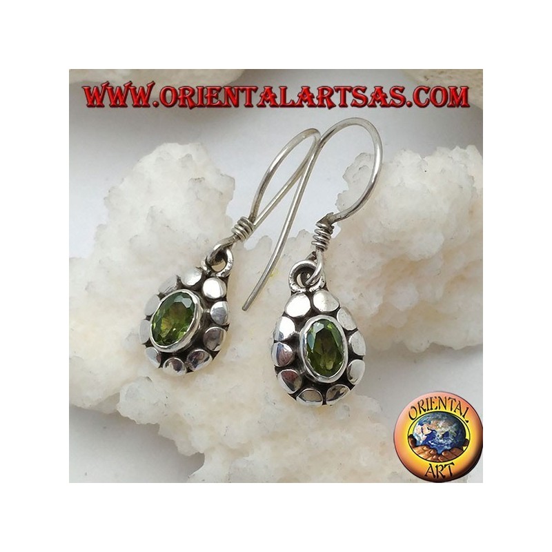 Orecchini in argento con peridoto ovale naturale contornato da dischetti