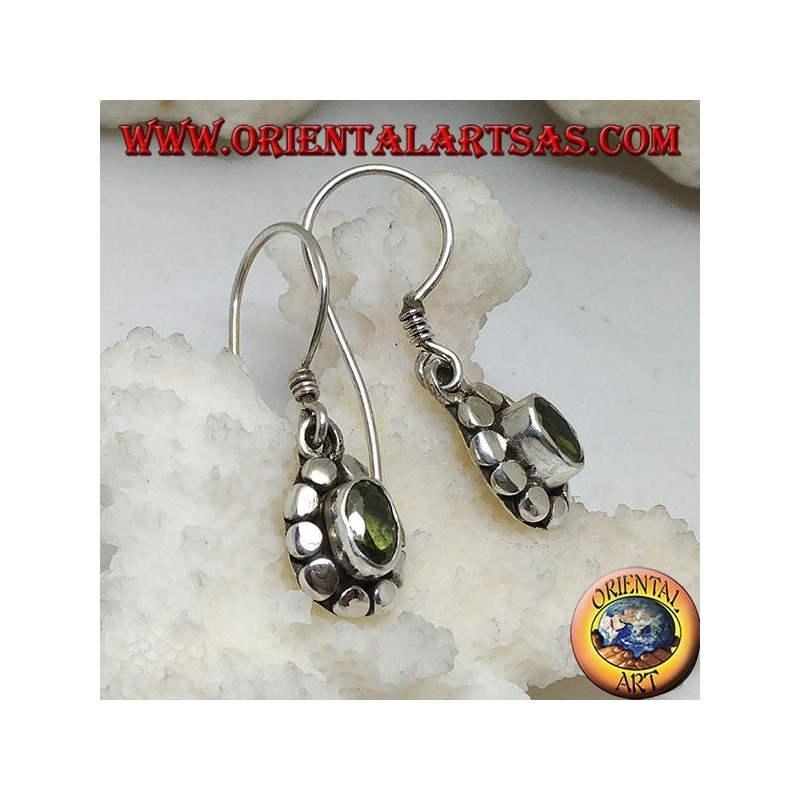 Orecchini in argento con peridoto ovale naturale contornato da dischetti