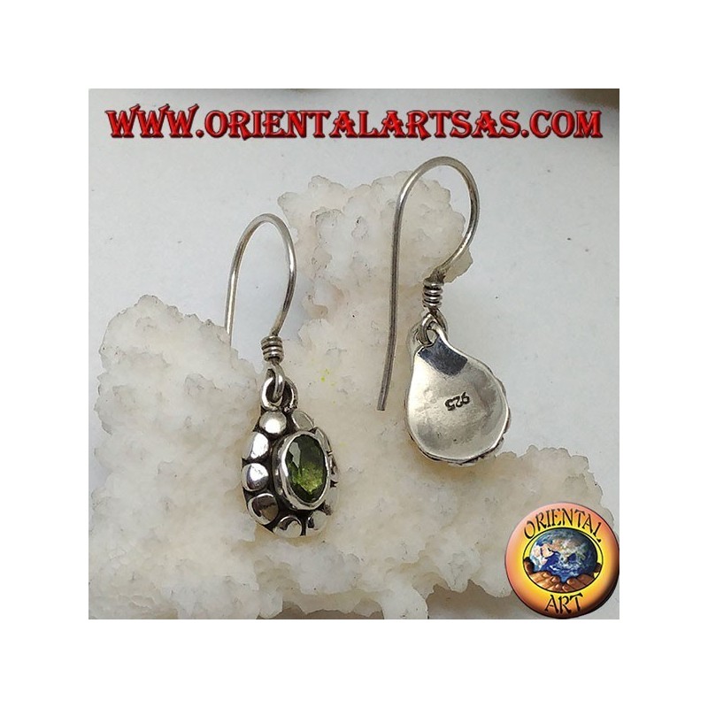 Pendientes de plata con peridoto ovalado natural rodeado de discos.