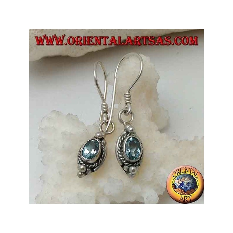 Boucles d'oreilles en argent avec topaze bleue ovale naturelle entourées d'entrelacs et trois boules au-dessus et en dessous