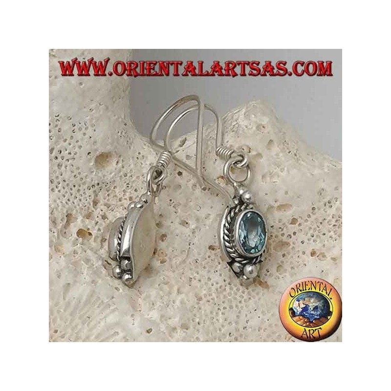 Pendientes de plata con topacio azul oval natural rodeado de entrelazados y tres bolas arriba y abajo.