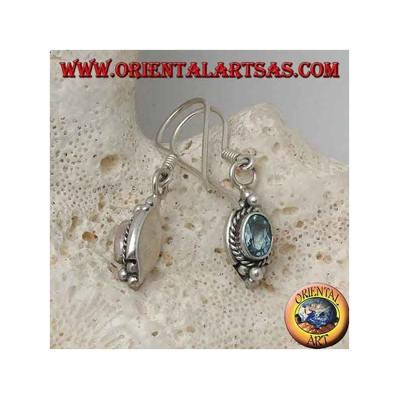 Pendientes de plata con topacio azul oval natural rodeado de entrelazados y tres bolas arriba y abajo.