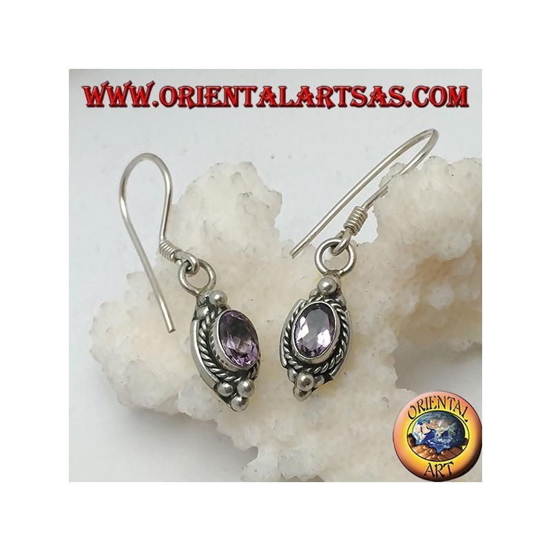 Silberohrringe mit natürlichem ovalem Amethyst, umgeben von Verflechtungen und drei Kugeln oben und unten