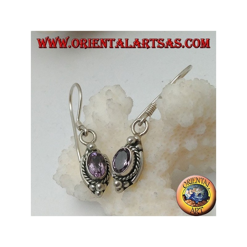 Silberohrringe mit natürlichem ovalem Amethyst, umgeben von Verflechtungen und drei Kugeln oben und unten