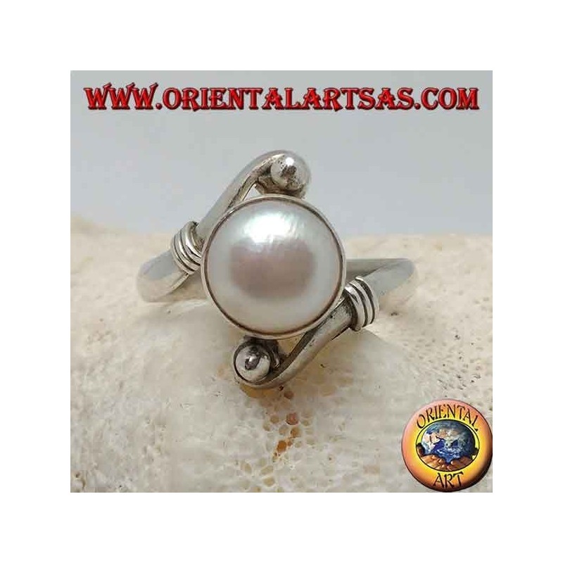 Anillo de plata con perla natural en el centro entre brazos helicoidales.
