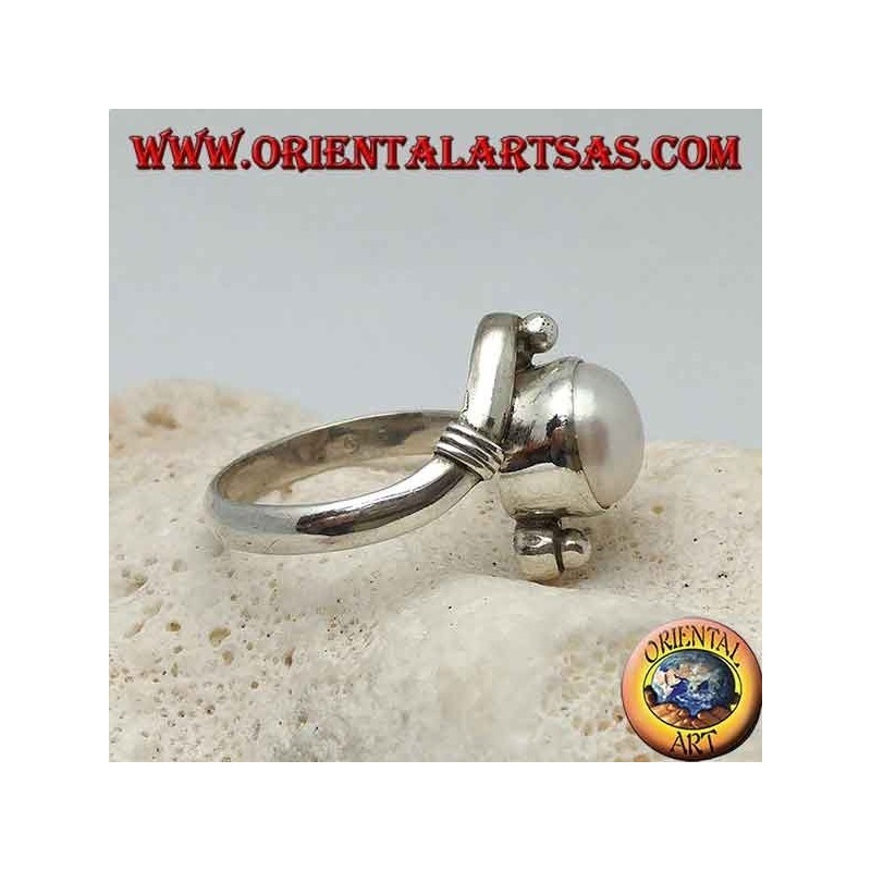 Bague en argent avec perle naturelle au centre entre les bras hélicoïdaux