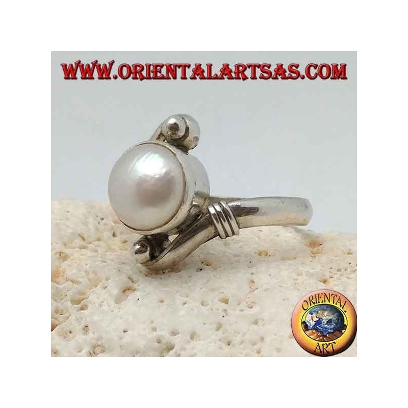 Anillo de plata con perla natural en el centro entre brazos helicoidales.