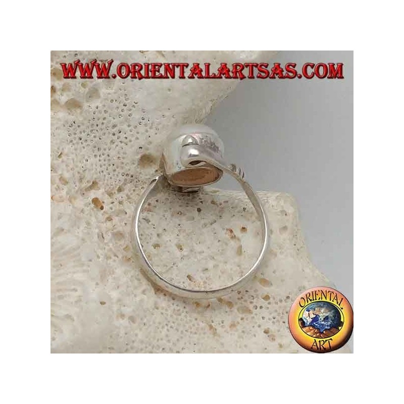 Anello in argento con perla naturale al centro tra bracci elicoidali