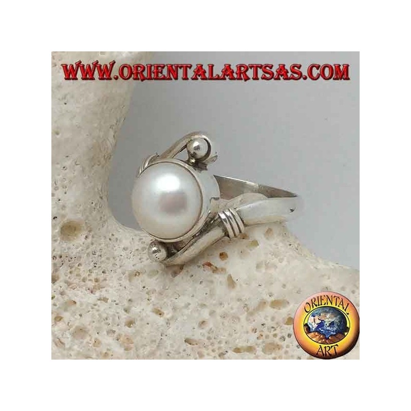 Anello in argento con perla naturale al centro tra bracci elicoidali