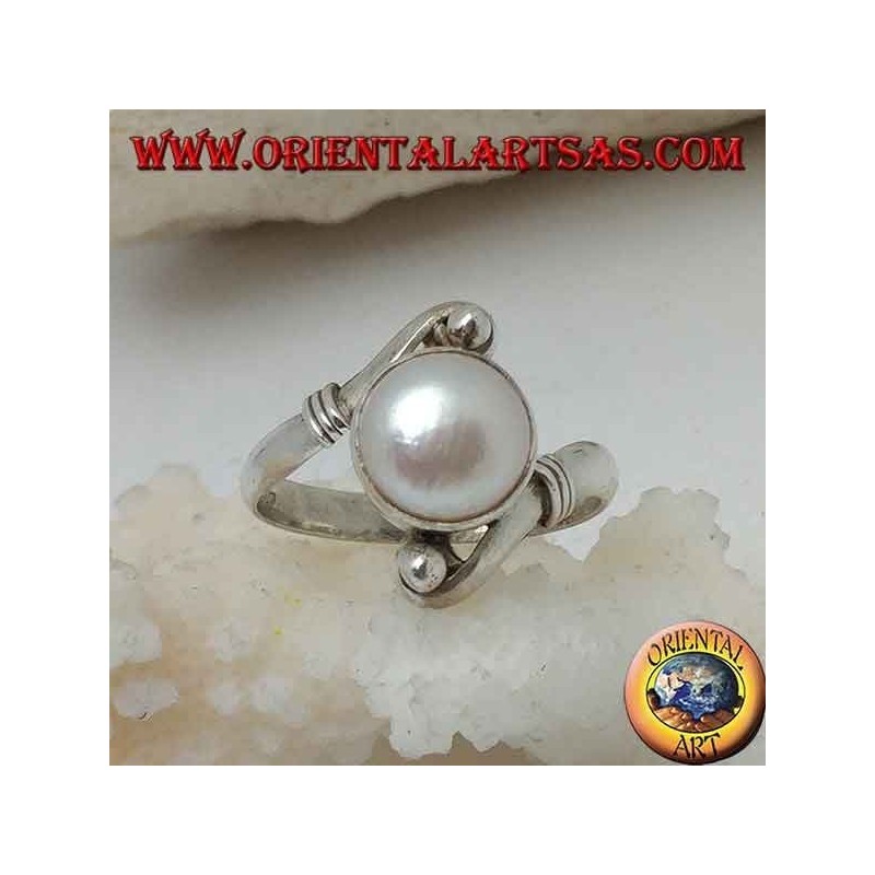 Bague en argent avec perle naturelle au centre entre les bras hélicoïdaux