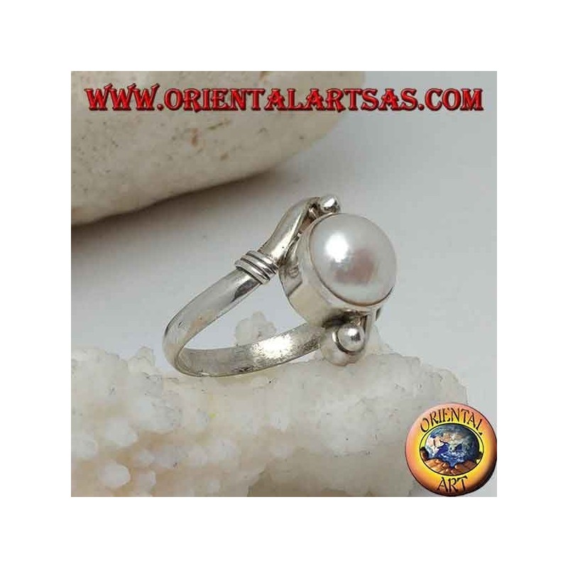 Anello in argento con perla naturale al centro tra bracci elicoidali