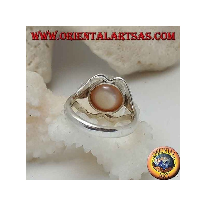 Anello in argento con perla naturale al centro tra linee a labbra