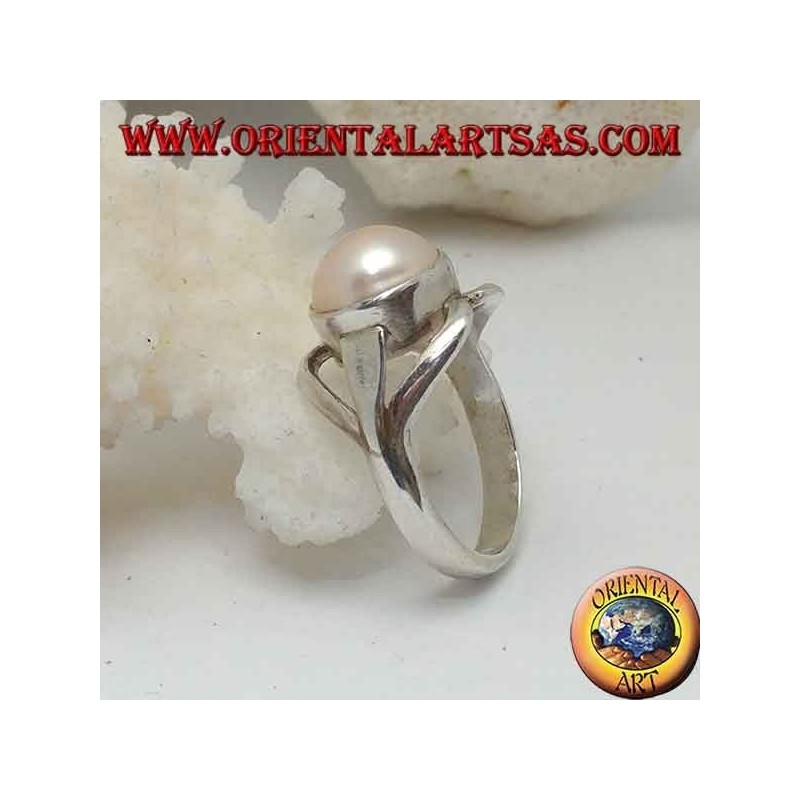 Anillo de plata con perla natural en el centro entre las líneas de los labios.