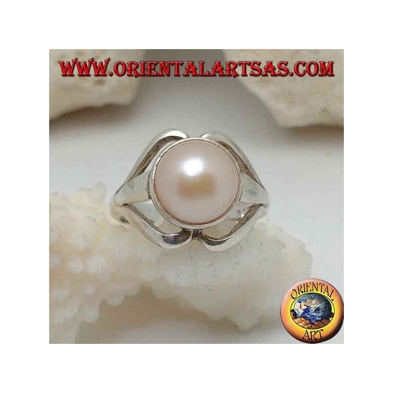 Bague en argent avec perle naturelle au centre entre les lèvres