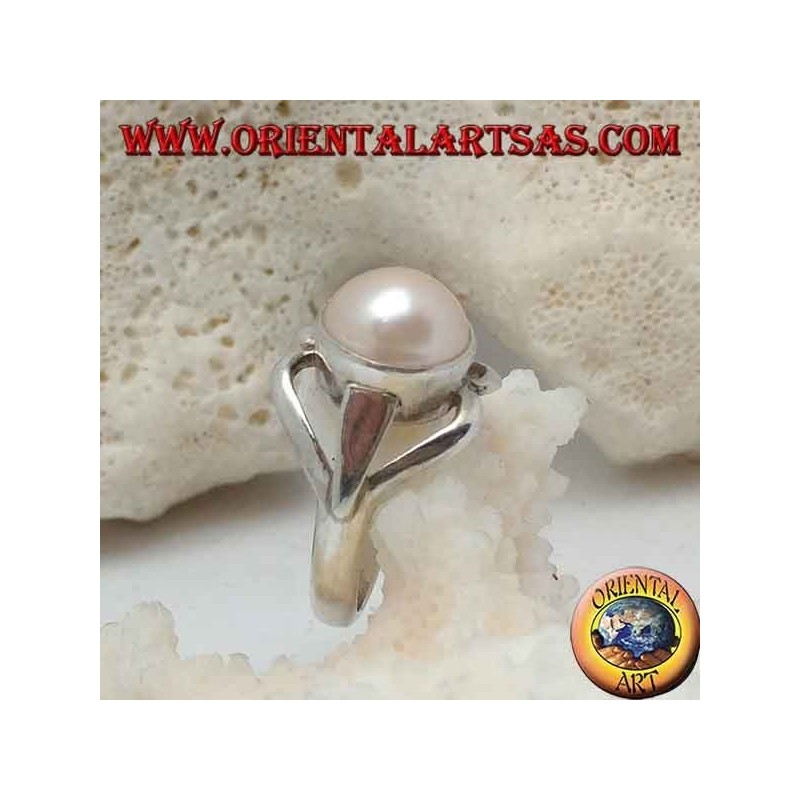 Silver ring with natural pearl in the center between lip lines