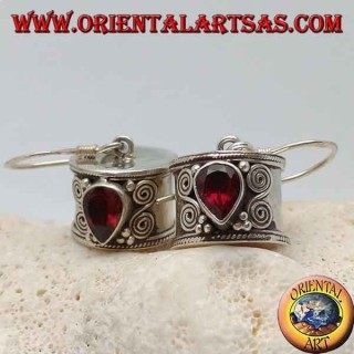 Boucles d'oreilles cylindriques en argent avec goutte grenat inversé avec double spirale sur les côtés