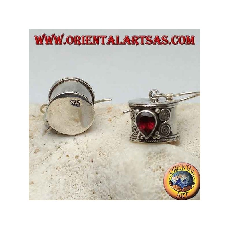 Pendientes cilíndricos de plata con gota de granate invertida con doble espiral en los lados