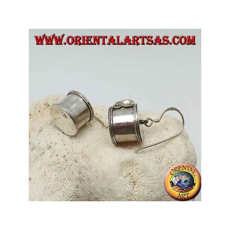 Boucles d'oreilles cylindriques en argent avec goutte grenat inversé avec double spirale sur les côtés