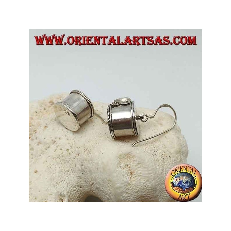 Boucles d'oreilles cylindriques en argent avec goutte grenat inversé avec double spirale sur les côtés